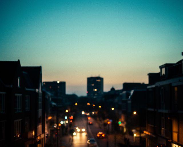 Stadssilhouet van Tilburg bij zacht avondlicht met rustige zakelijke uitstraling